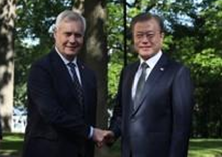 문재인대통령이 핀란드 린네 총리와 만나 악수를 하는 모습/사진=청와대 제공