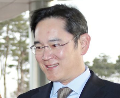이재용 삼성전자 부회장이 수원사업장을 찾은 이낙연 부총리와의 환담장소로 들어가고 있다/사진=삼성전자 제공