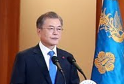 문재인 대통령이 TV카메라 앞에서 신년 연설을 하고 있다/사진= 청와대 제공
