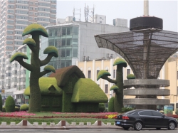 중국에서 비교적 자주 접하게 되는 거리 조형물. 기본적인 골조를 형성하고 난 뒤 수목이나 풀 혹은 꽃을 활용해 아름답게 거리를 꾸미고 있다.
