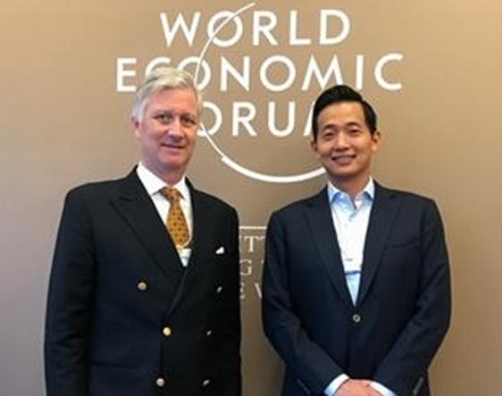 김동관 한화큐셀 전무(오른쪽)가 스위스 다보스 현지에서 22일 필립(H.M Philippe) 벨기에 국왕과 면담한 뒤 기념촬영을 하고 있다. /한화그룹 제공