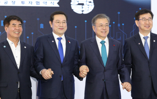 문재인 대통령이 31일 오후 광주 서구 광주시청에서 열린 광주형 일자리 투자 협약식에 참석했다. 이용섭(왼쪽 두번째) 광주시장, 이원희(맨 오른쪽) 현대자동차 대표이사, 윤종해(왼쪽) 한국노총 광주지역본부의장과 손을 잡았다.사진= 광주광역시 제공.