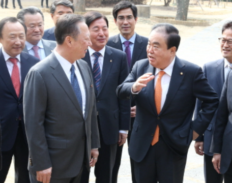 문희상 국회의장(오른쪽)이 대한상의 회장단과의 오찬 간담회에 앞서 박용만 상의 회장과 이야기를 나누고 있다. 사진=대한상의 제공.
