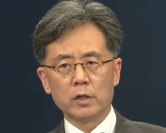 문재인 대통령은 청와대 국가안보실 2차장에 김현종 통상교섭본부장을 임명했다. 그는 노무현정부때 한미FTA 협상을 총괄하면서 깔끔한 일처리를 한다는 평을 받았다.사진=청와대 제공.