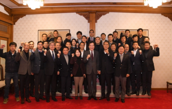 이낙연 국무총리가 15일 삼청동 총리서울공관에서 한국노총 지도부 만찬 간담회 에 앞서 기념촬영을 했다. 사진=총리 비서실.