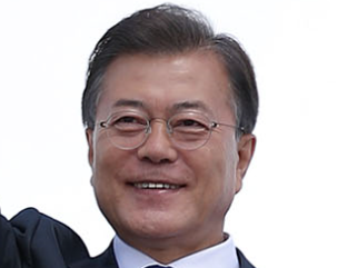 문재인대통령은 자신도골목상인의 아들이었다며 자영업과 소상공인에 대한 배려를 아끼지 않겠다고 말했다. 사진= 청와대 웹사이트.