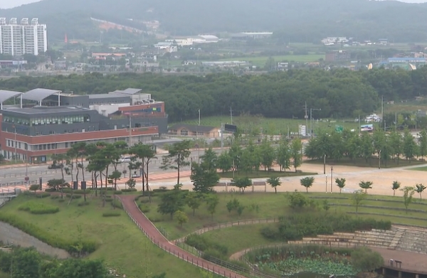 경기도 화성시가 드론전용 비행시험장을 건설하고 주변에 드론 관련 클러스터도 조성할 계획이다. 사진은 드론비행시험장이 들어서는 송산면 일대. 사진=GTV켑처.