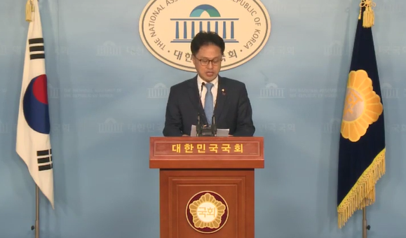 당정청은 13일 신용카드 소득공제 제도를 3년 연장하기로 했다며 국회 기획재정위원회 민주당 간사인 김정우 의원이 밝혔다./사진=국회의원김정우뤼원 블로그