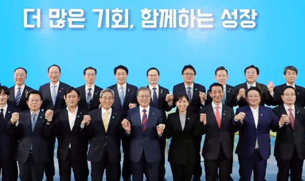 문재인 대통령은 혁신금융 비전 선포식에 앞서 기업은행에 들러 행원들과 격의 없는 대화를 가졌다. 기업대출 담당직원의 이갸기에 고개를 끄덕이며 은행의 다각적인 창업지원 노력에 대해 격려했다. 사진은 비전선포식 기념촬영.사진=청와대 제공