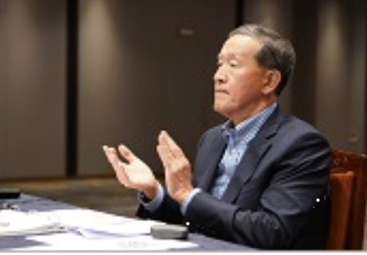 허창수 GS회장이 지난달 23~24일 열린 ‘GS 최고경영자 전략회의’에서 차별화된 경영전략을 주문하는 모습.사진=GS제공.