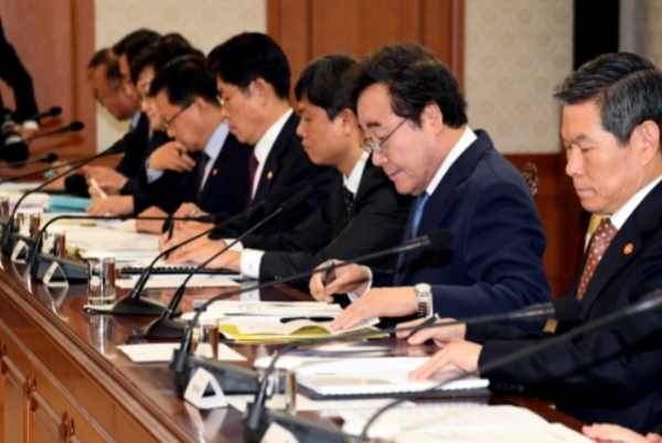이낙연 총리가 11년만에 부활한 과학기술 관계 장관회의에서 모두 발언을 하고 있다. 사진= 총리실.