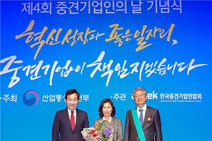 유공자 포상식에서 금탑산업훈장을 수상한 구자겸 엔브이에이치코리아 회장(오른쪽)/사진=한국중견기업연합회