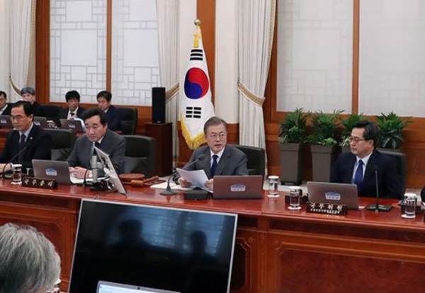 문재인 대통령은 20일 국무회의에서 조선과 자동차 등 일부 제조업의 실적개선 보고를 받도