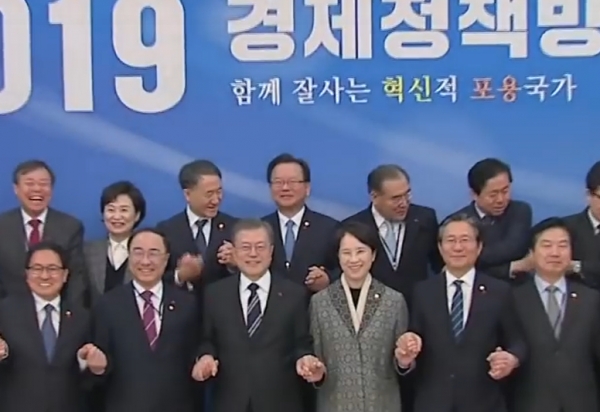 문재인대통령은 12일 홍남기 장관으로부터 경제동향에 대한 보고를 받고 오는 17일 확대경제장관 회의를 하자고 주문했다. 그만큼 경제를 엄중하게 보고 직접 경제를 챙기겠다는 대통령의 의지로 읽힌다. 사진= 청와대 제공.