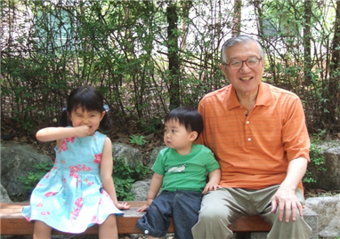 故최우석 전 부회장이 아들 진혁(51)의 손녀‧손자와 함께 했던 생전모습. /사진=사랑의열매