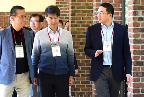 구광모 LG회장(오른쪽)이 24일 경기도 이천에 위치한 LG인화원에서 열린 사장단 워크샵에 참석해 권영수 LG부회장, LG인화원 조준호사장과 대화하며 이동하고 있다./사진=LG
