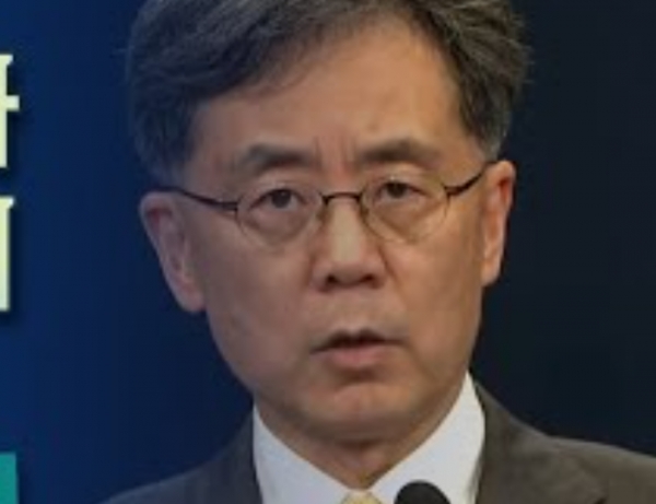 김현종 청와대 안보실 2차장이 일본의 백샥국가 제외 조치에 강한 유감을 표명하고 있다. 사진=KTV 켑처.