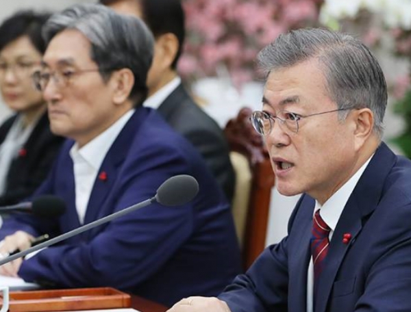 문 대통령은 5일 오후 청와대에서 수석 비서관·보좌관 회의를 주재한 자리에서 모두발언을 통해