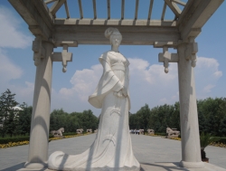 소군박물관 내부 소군 묘에 이르기 전에 보이는 대리석으로 깎은 왕소군의 조각상. 실제 그 인물이 출중했겠으나 지금 이 시점 중국인의 조각 장인이 그리는 최고의 미인상이지 않을까 싶기도 했다. 현대식 표준에 아주 부합하는 미인 인물상이라 여겨진다. 큰 키에 늘씬한 몸매에 약간 서구적인 얼굴 모습 등등.