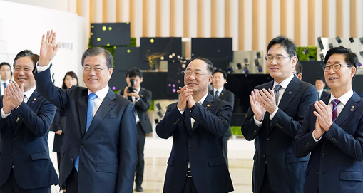 10일 오전 충남 아산시 삼성디스플레이 아산공장을 문재인 대통령이 방문했다/사진=청와대 제공.