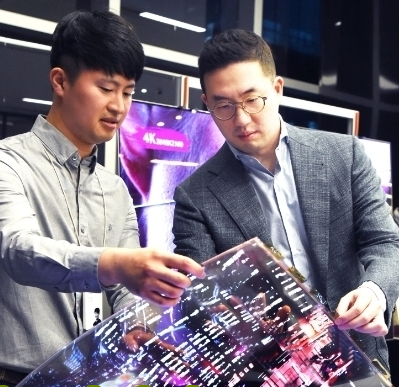 구광모 LG그룹 회장(오른쪽)/사진 = LG.