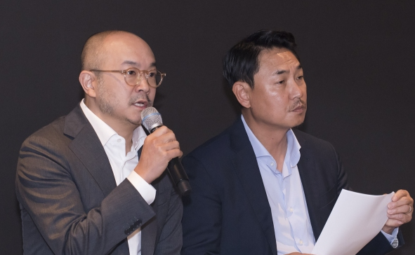 25일 경기도 성남시 판교오피스에서 열린 기자간담회에서 여민수·조수용 카카오 공동대표가기자들의 질문에 답하고 있다/사진= 카카오 제공