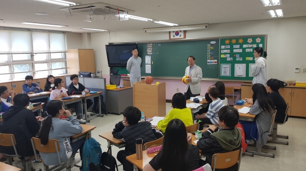 회전하는 배구공의 움직임을 과학적으로 설명하고 있는 장재열 이사장. 옆의 두사람은 시범을 보이는 전 배구선수.
