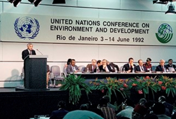 기후변화가 국제문제로 처음 떠오른 계기는 1992년 브라질 리우에서 열린 지구정상회의(Earth Summit)였다. 30년 전만 해도 기후변화가 이렇게 심각한 이슈로 우리 삶을 지배할 것이라고 생각하지 못했다. 일부 과학자들만 기후변화의 위험을 경고했을 뿐이다. 사진은 당시 정상회의 모습.