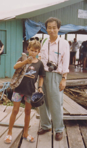 김수종 이코노텔링 고문은 92년 리우 지구 정상회의 취재(당시 한국일보 뉴욕특파원)를 마치고 아마존 탐사에 나섰다. 그 때 현지에서  대형 뱀을 잡은 원주민 어린이와 기념촬영을 했다.