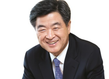신임 권오갑 회장은 1978년 현대중공업 플랜트영업부 사원으로 입사해 회사와 함께 성장한 인물로, 대우조선 인수 작업을 진두지휘하고 있다. 그는 런던 지사, 학교재단 사무국장, 현대중공업 스포츠 사장, 서울사무소장을 거쳐 2010년 현대오일뱅크 초대 사장을 지냈고, 2014년 현대중공업 대표이사 및 그룹 기획실장에 올랐다. 사진=현대중공업 제공.