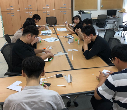 나의 별자리는 어디?, 최근 l종로장애인 복지관에서 성인장애인들이 광섬유를 이용한 별자리모형을 만들고 있는 모습.