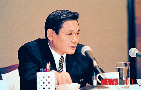 이건희 삼성회장이 1993년 독일 프랑크푸르트의 한 호텔에서 독일로 불러 모은 임원들에게 경영사고방식을 바꾸라는 요지의 주문을 했다. 이날 부터 삼성은 신경영의 기치를 내걸고 경영전반의 쇄신과 수술이 이어졌다. 이건희 독트린이었다.프랑크푸르트 임원회의에서 이 회장이 품질위주의 경영을 강조하는 모습. 사진=삼성 제공.