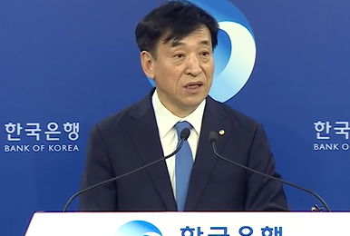 한은 금융통화위원회는 18일 이주열 총재 주재로 통화정책방향 결정 회의를 열어 기준금리를 1.75%에서 0.25%포인트 내렸다. 이 총재가 이날 기준금리 인하와 관련해 기자간담회를 하는 모습. 사진=한국은행 홈페이지 동영상 켑처.