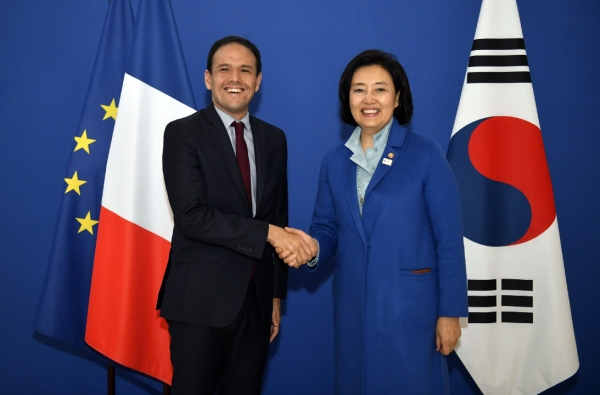 한국과 프랑스의 스타트업 교류·협력을 위해 프랑스를 방문 중인 박영선 중소벤처기업부 장관이 지난달 29일 세드리크 오 프랑스 디지털경제부 장관에게 한국식 명패를 선물했다고 중기부가 2일 전했다/사진=세드리크 오 트위터.