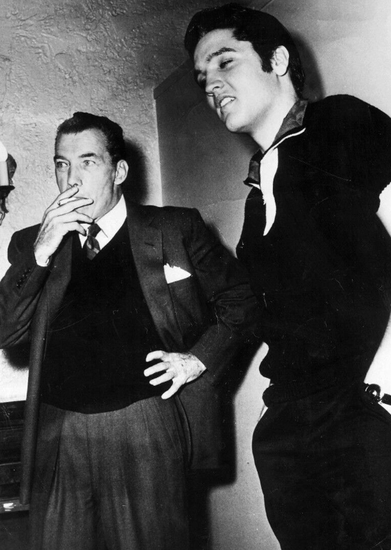 에드 설리번 쇼에 출연한 엘비스 프레슬리(오른쪽).프레슬리가 엉덩이 춤을 추면서 노래를 부르자 미국 기성세대를 경악한다. 그러나 프레슬리의 출연으로 방송의 춤 규제가 없어졌다. 사진=1956년 CBS방송화면.