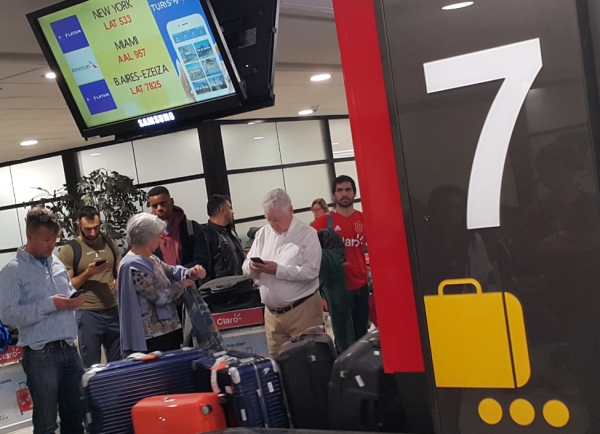 칠레 산티아고 공항 짐을 찾기 위해 서 있는 사람들. 삼성 TV 모니터가 눈에 들어 오는 가운데 한 여름의 캐럴송이 퍼졌다.