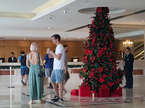 한 여름에 크리스마스 트리가 시내 한복판의 호텔에 세워져있다. 브라질 경제가 조금씩 살아나고 있고 관광객도 카니발 성수기를 앞두고 몰려 들어 활기를 띠는 모습이다.