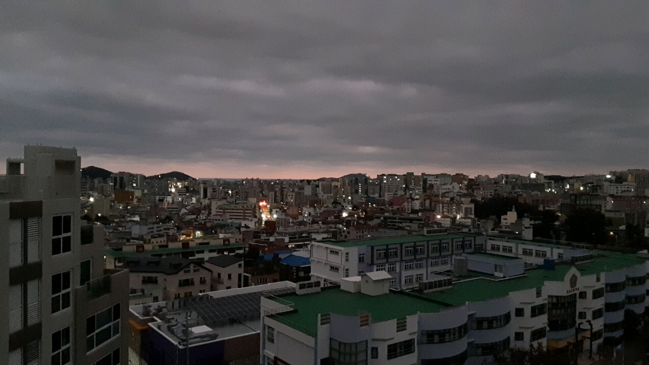 고권하 독자께서 자신의 아파트 옥상에 찍은 경자년 새해 첫 여명 사진.