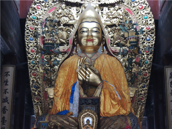 북경의 티벳불교사원인 용화궁에 모셔져 있는 현재 티벳불교 교파 가운데 가장 규모가 큰 겔룩파를 창시한 총캇파 대사의 좌상(坐像). 높이는 6.1미터에 이른다. 다람살라의 달라이라마나 중국에 거주하는 판첸라마 등 티벳불교의 최고위 승직에 있는 활불들은 말하자면 불제자인 동시에 바로 6백여년 전의 티벳불교를 개혁하고 겔룩파를 창시한 총캇파 대사의 계승자이자 제자이기도 하다. 즉 지금의 달라이라마나 판첸라마 등 티벳에서 가장 영향력이 큰 최고위 승려는 모두 겔룩파의 활불이지만 티벳 장족들에게 이들의 영향력은 교파를 넘어선 절대적 권위를 가지고 있다.
