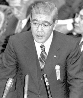 1990년 3월 각 은행에 ‘대출총량규제’ 방안을 통지한 당시 재무성 은행국장 츠치다 마사아키(土田正顕). 그는 이후 일본 국세청장과 도쿄증권거래소 대표를 역임한 뒤 영화 개봉 3년 전인 2004년 67세의 나이로 별세했다.