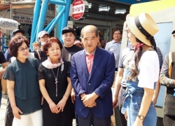 서시징의 상인회를 이끌고 있는 이강순 회장(오른쪽에서 둘째)이 지난해 6월 한 방송국의 행사에 출연해 서시장을 소개하는 모습/ 서시장 상인회 제공.