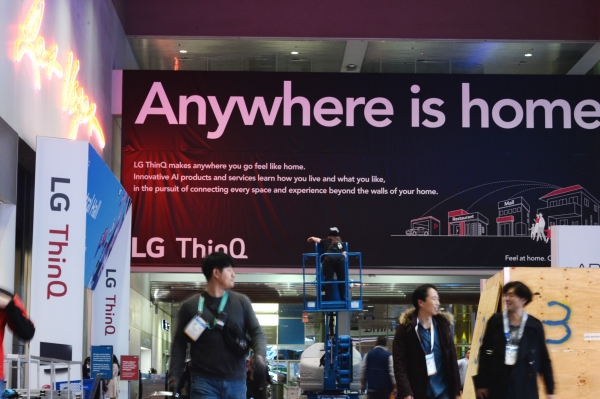 'ces 2020'에서 'LG RhinQ'광고로 관람객을 맞이하고 있다/사진=LG전자.