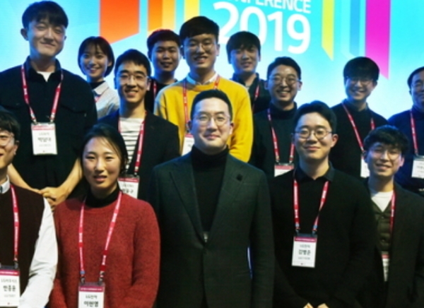 LG그룹은 LG경제연구원 주관으로 13일 열리는 LG포럼에서 인공지능(AI) 스타트업인 '보이저엑스(VoygerX)' 남세동 대표가 AI 관련 강의를 진행할 예정이다. 사진은 지난해 서울 마곡지구에서 열린 포럼에서 구광모 회장과 참석자들이 기념촬영한 모습. 사진=LG제공.