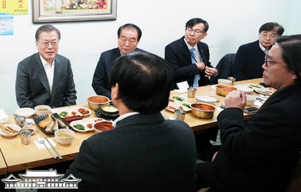 문재인 대통령이 지난 12일 남대문시장에서 남대문 상인들과 오찬 간담회를 갖고 '코로나19'여파로 어려움을 겪고 있는 상인들을 격려하는 모습. 대통령 맞은편(오른쪽 끝)에 앉아 있는 이가 고후나비의 이성환 대표이사이다. 사진=청와대 제공.