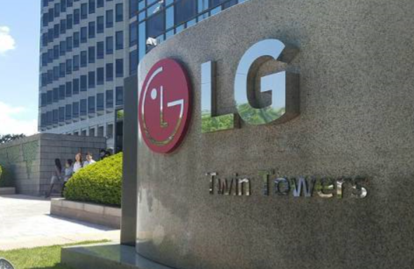LG전자는 인천 사업장 직원 가족이 코로나19 확진자로 판정됨에 따라 해당 직원이 근무하던 연구동을 24일 하루 폐쇄했다. 연구동 직원들은 이날 재택근무했다. 연구동 이외의 생산동과 복합동은 정상 가동했다.