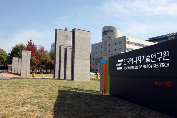 에너지기술연구원 분리변환소재연구실 윤하나 박사와 한국과학기술원(KAIST) 기계공학과 김영진 교수, 부산대 광메카트로닉스공학과 김승철 교수가 힘을 합쳐 스티커형 마이크로 슈퍼커패시터(대용량 축전기)를 개발했다.사진= 에너지기술연구원 웹사이트.