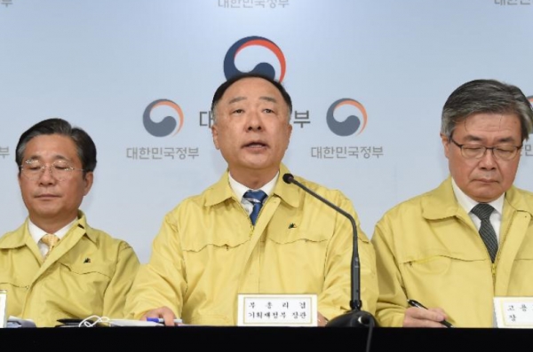 정부는 28일 홍남기 경제부총리 주재로 경제활력대책회의를 열어 이런 내용의 '코로나19 파급영향 최소화와 조기 극복을 위한 민생경제 종합대책'을 확정, 시행하기로 했다. 홍 부총리는
