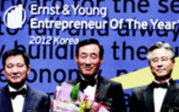 세아그룹의 제2도약을 이끈 이운형 회장은 2012년 올해의 경영자상(Ernst&young)을 수상했다. 사진=세아그룹.