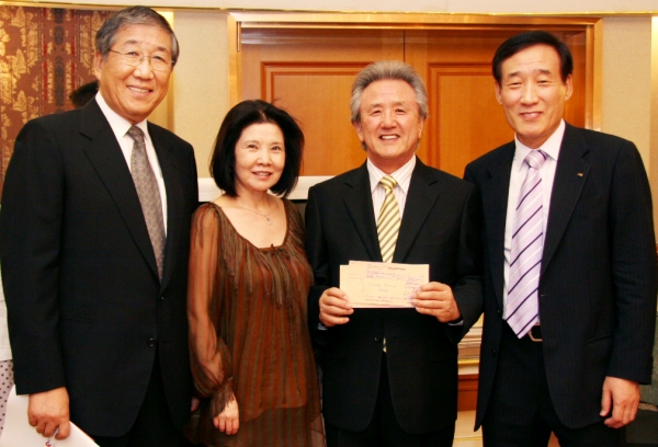 이운형 회장(오른쪽)은 예술인들과 교분이 넓었다. 박수길 전 국립오페라단 단장(오른쪽에서 두번째) 등과 기념촬영한 모습. 왼쪽세서 둘 째는 이 회장의 예술지원 활동을 누구보다 반겼던 미망인 박의숙 세아네트웍스 회장.