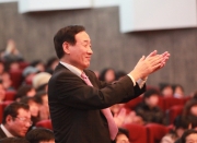 이운형 회장이 은 오페라 공연장에서 객석에서 일어나 출연진들을 격려하는 박수 갈채를 아끼지 않았다. 사진= 세야그룹.